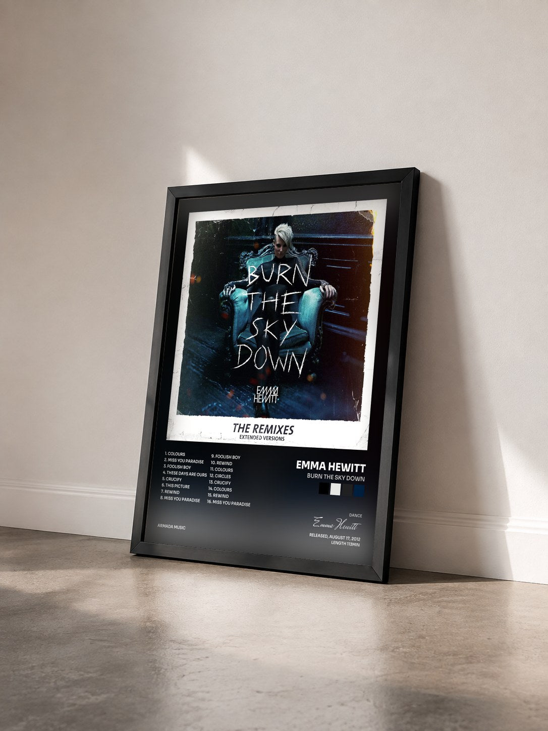 #noir Tableau de l'album Burn The Sky Down de Emma Hewitt vu de trois quarts, cadre noir
