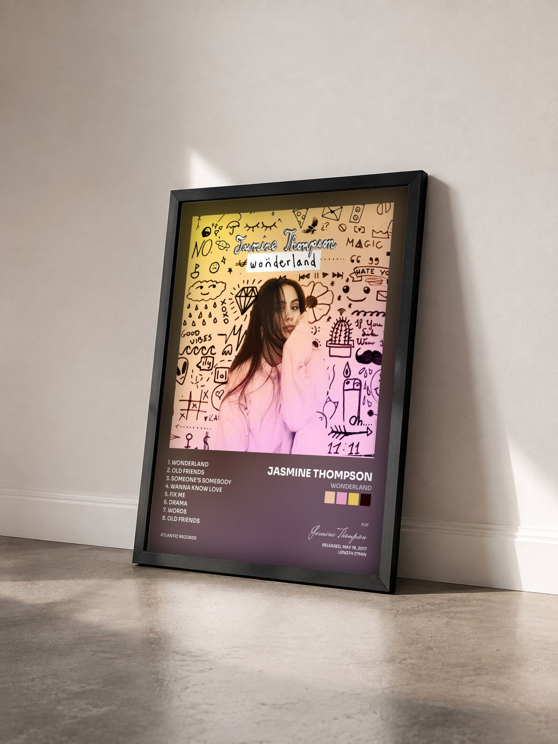 #noir Tableau de l'album Wonderland de Jasmine Thompson vu de trois quarts, cadre noir
