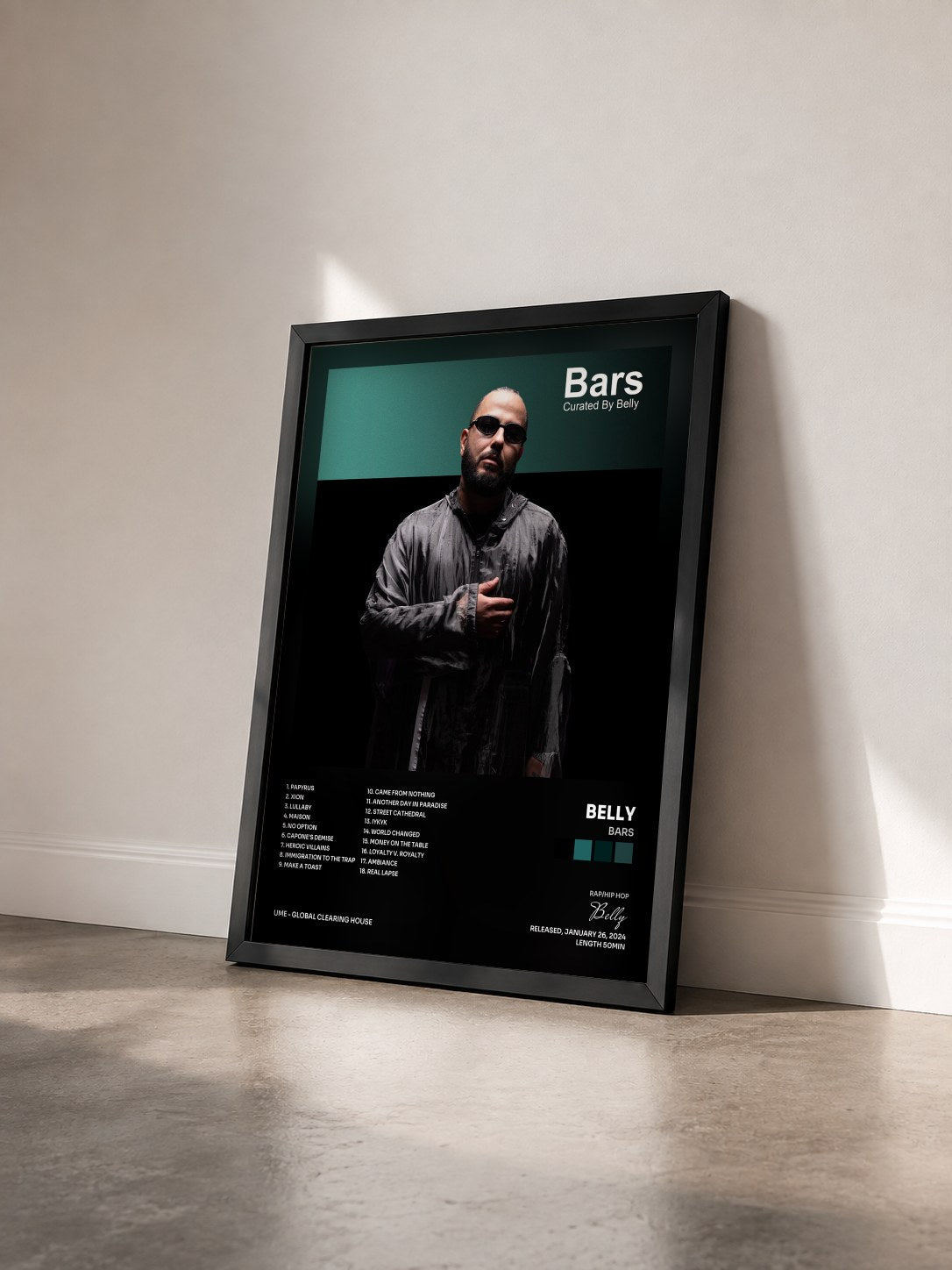 #noir Tableau de l'album Bars de Belly vu de trois quarts, cadre noir
