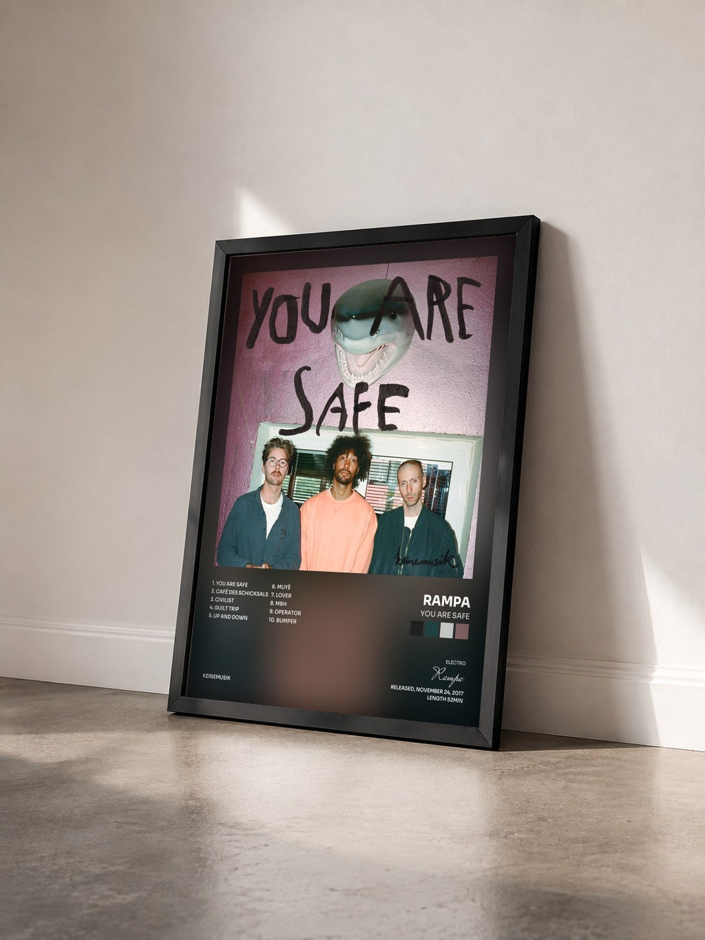 #noir Tableau de l'album You Are Safe de Rampa vu de trois quarts, cadre noir