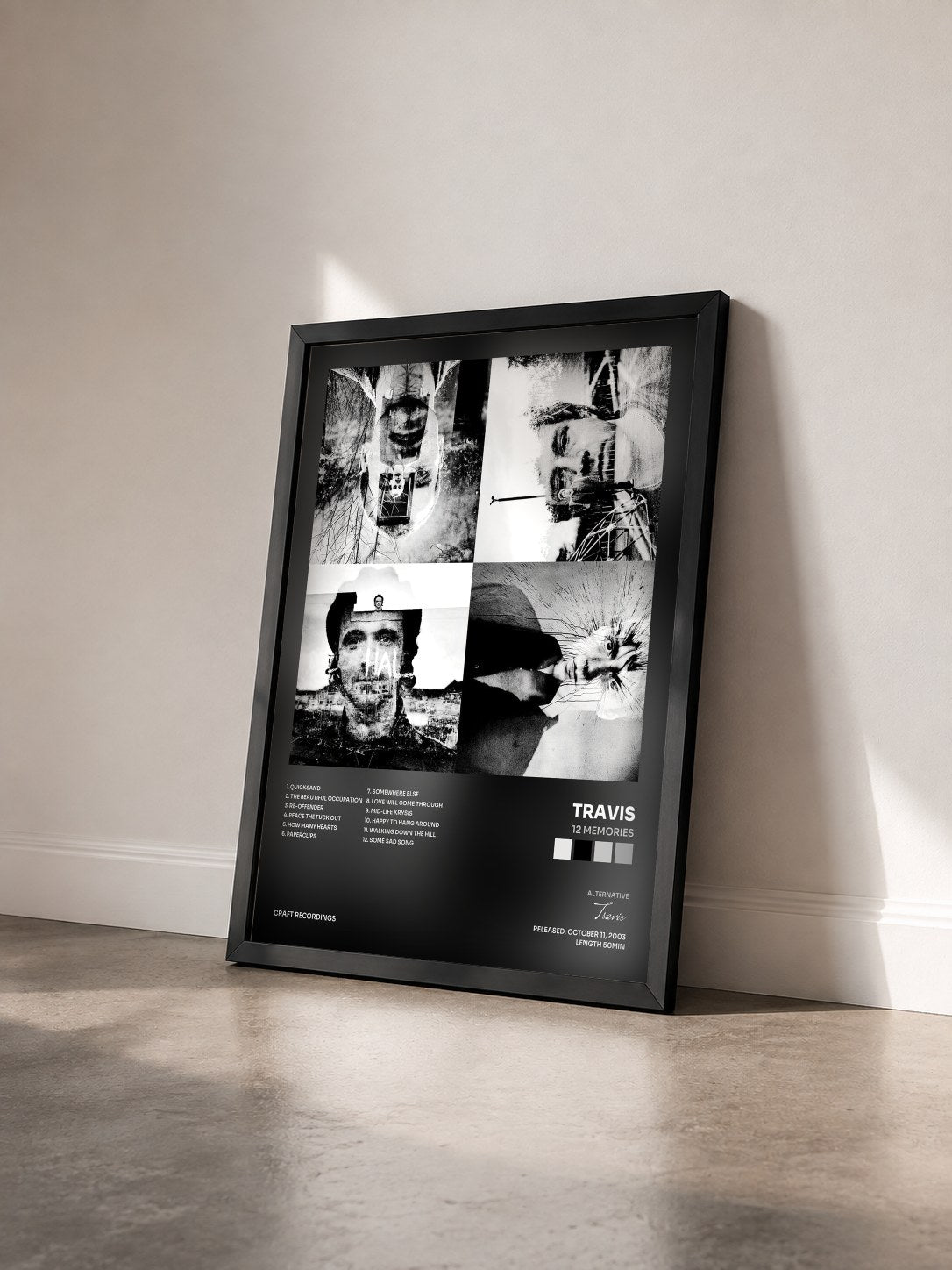 #noir Tableau de l'album 12 Memories de Travis vu de trois quarts, cadre noir