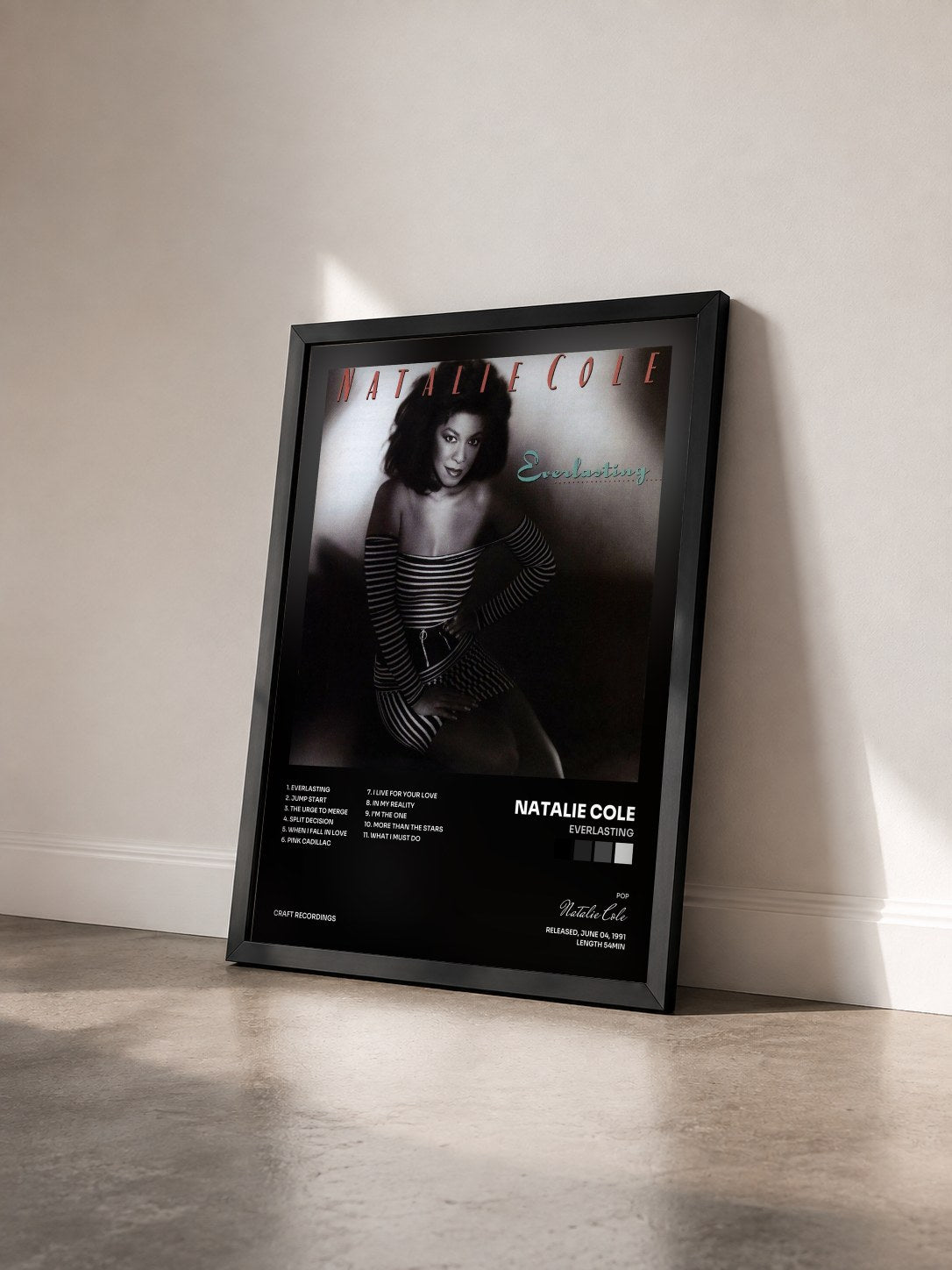 #noir Tableau de l'album Everlasting de Natalie Cole vu de trois quarts, cadre noir