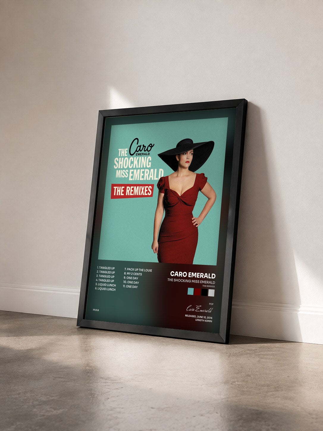 #noir Tableau de l'album The Shocking Miss Emerald (The Remixes) de Caro Emerald vu de trois quarts, cadre noir