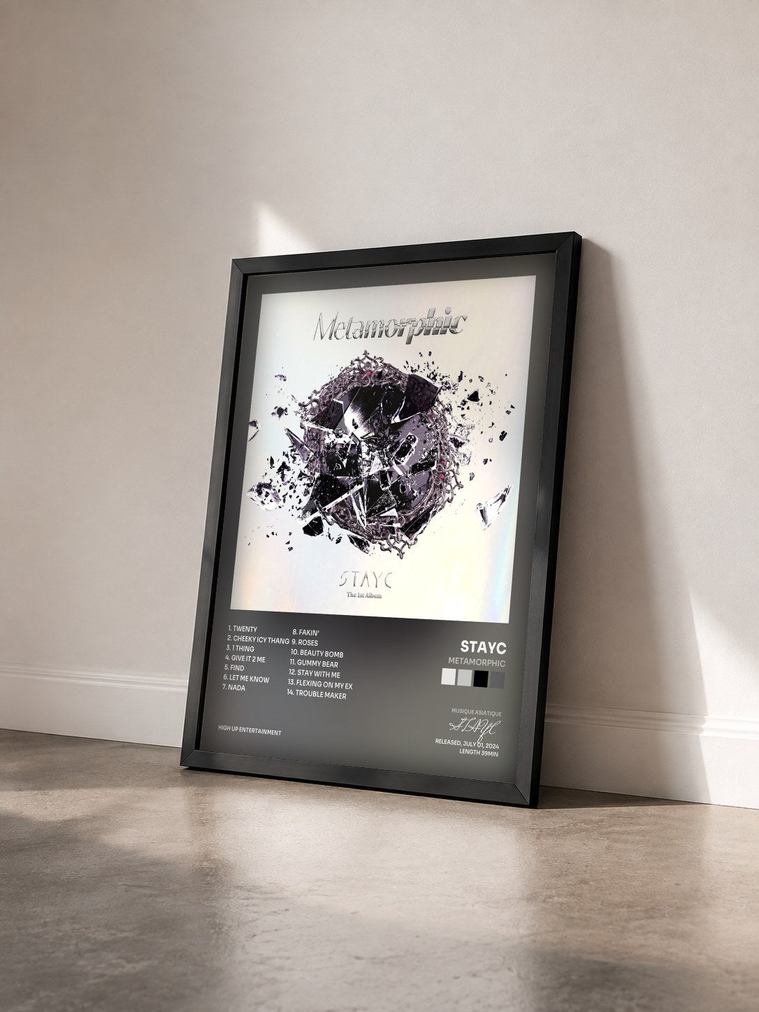 #noir Tableau de l'album Metamorphic de STAYC vu de trois quarts, cadre noir