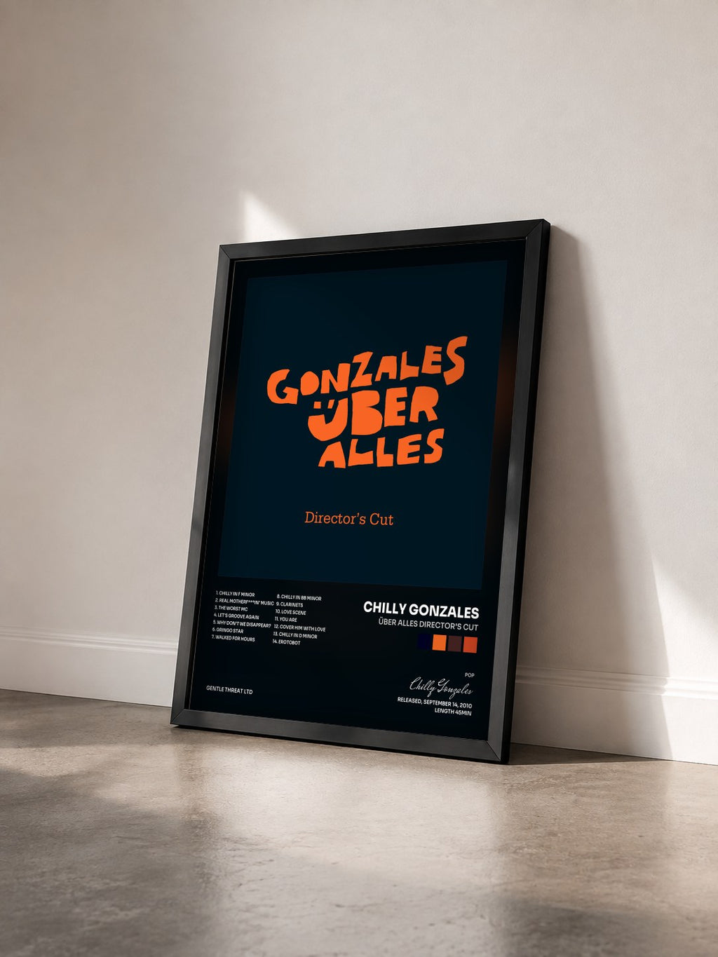#noir Tableau de l'album Über Alles Director's Cut de Chilly Gonzales vu de trois quarts, cadre noir