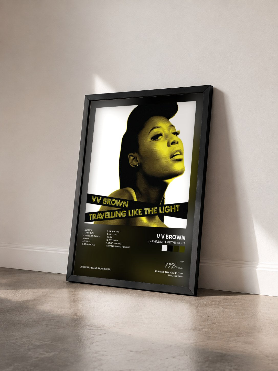 #noir Tableau de l'album Travelling Like The Light de V V Brown vu de trois quarts, cadre noir
