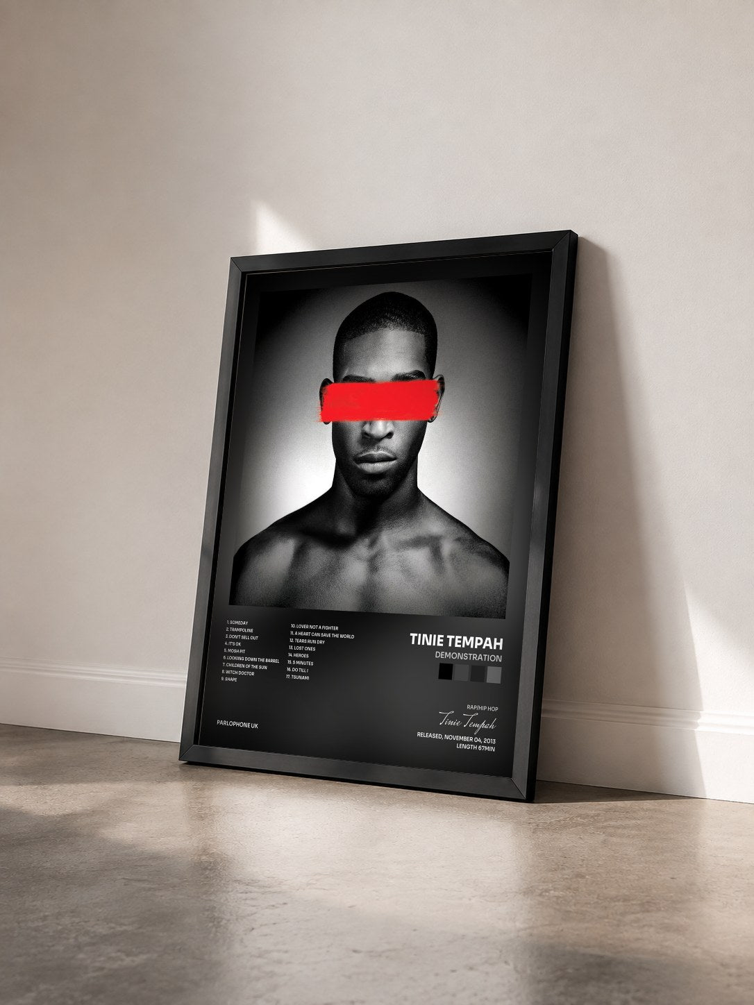 #noir Tableau de l'album Demonstration de Tinie Tempah vu de trois quarts, cadre noir