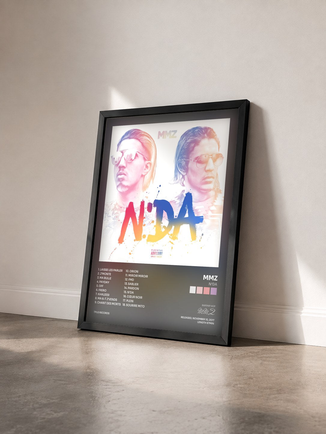 #noir Tableau de l'album N'DA de MMZ vu de trois quarts, cadre noir