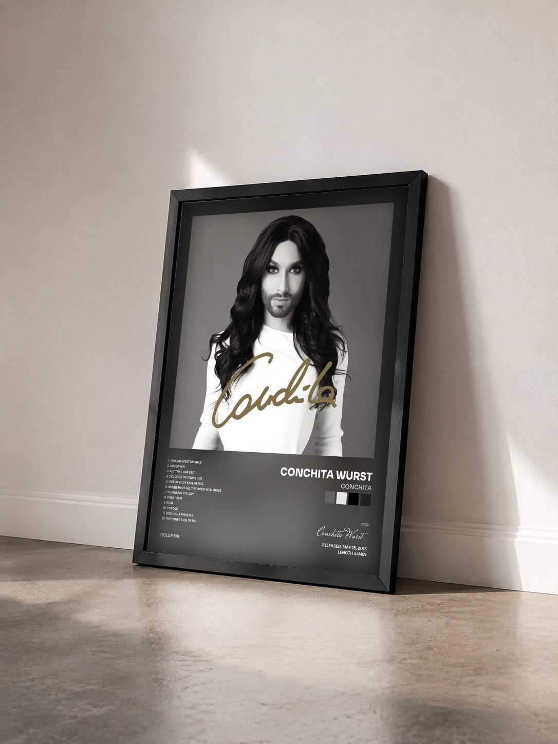 #noir Tableau de l'album Conchita de Conchita Wurst vu de trois quarts, cadre noir