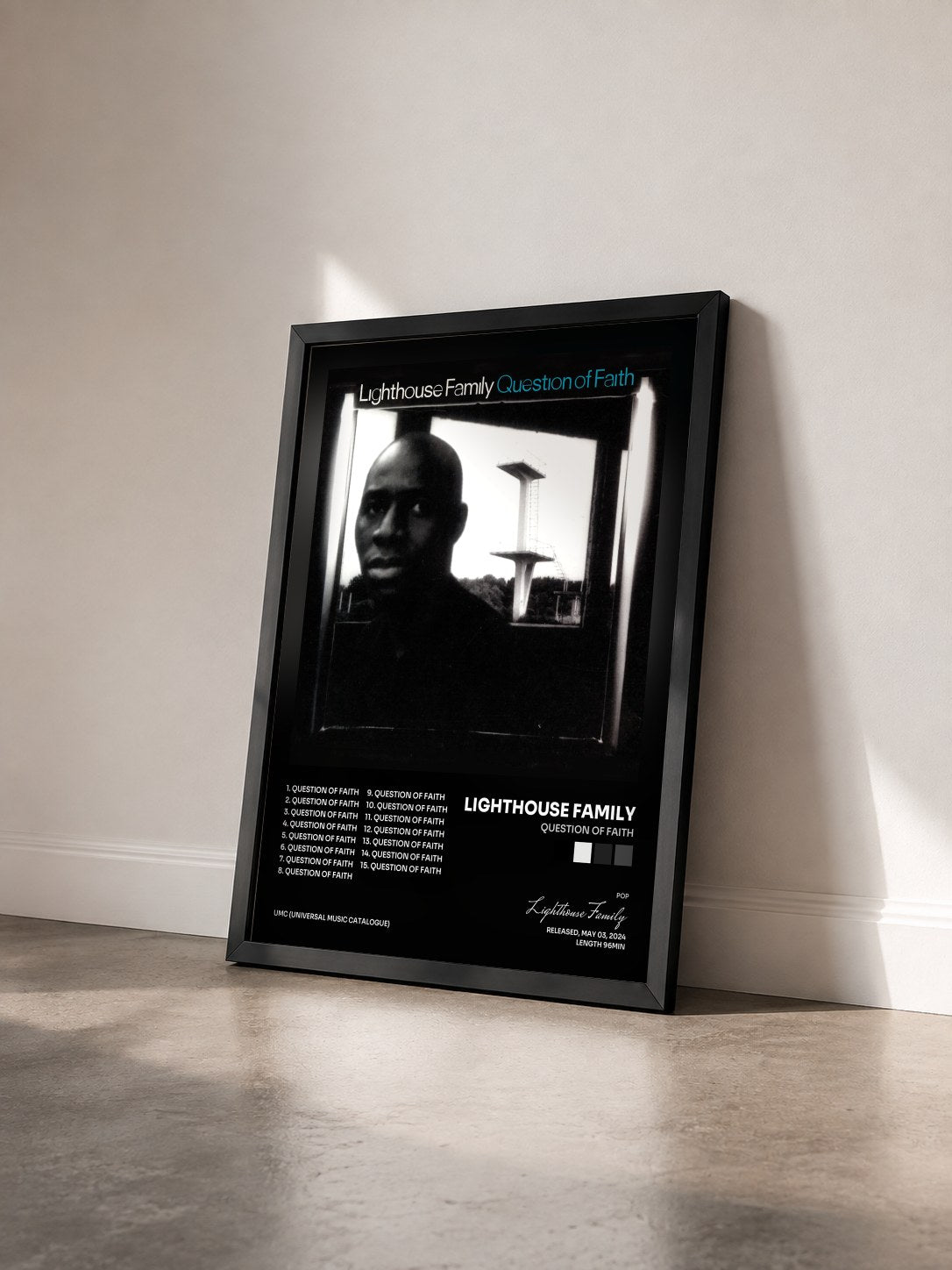 #noir Tableau de l'album Question Of Faith de Lighthouse Family vu de trois quarts, cadre noir