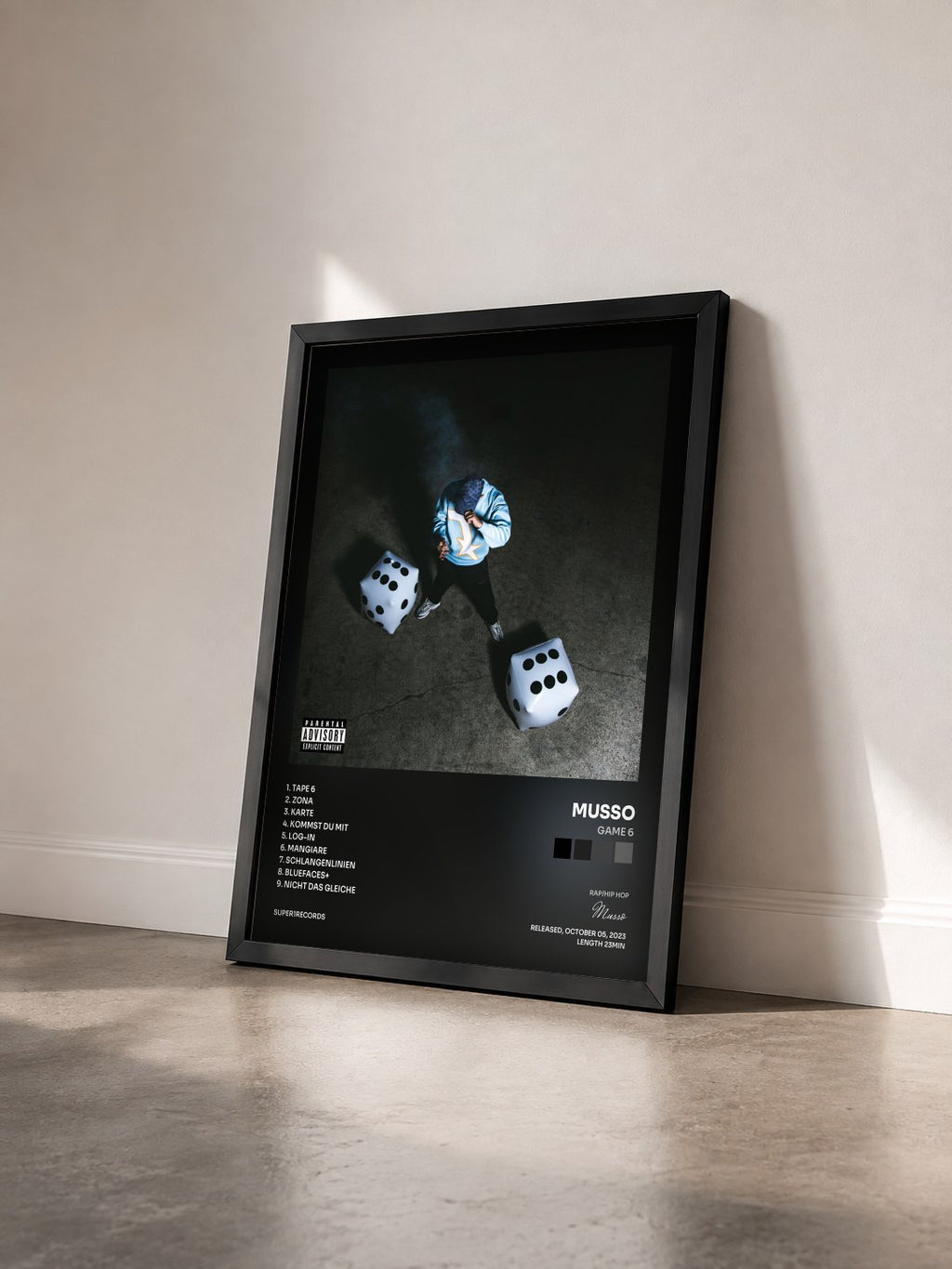 #noir Tableau de l'album GAME 6 de Musso vu de trois quarts, cadre noir