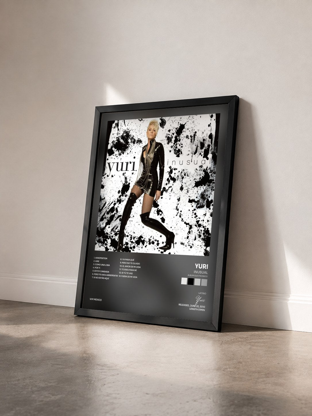#noir Tableau de l'album Inusual (Album Electronico) de Yuri vu de trois quarts, cadre noir