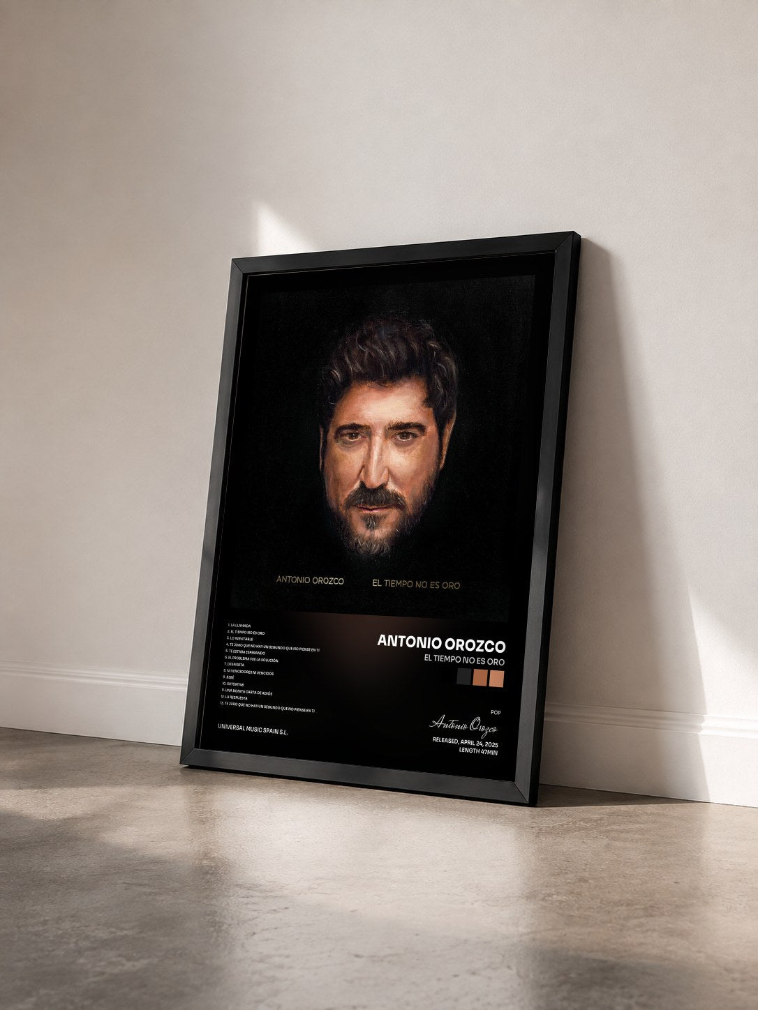 #noir Tableau de l'album El Tiempo No Es Oro de Antonio Orozco vu de trois quarts, cadre noir