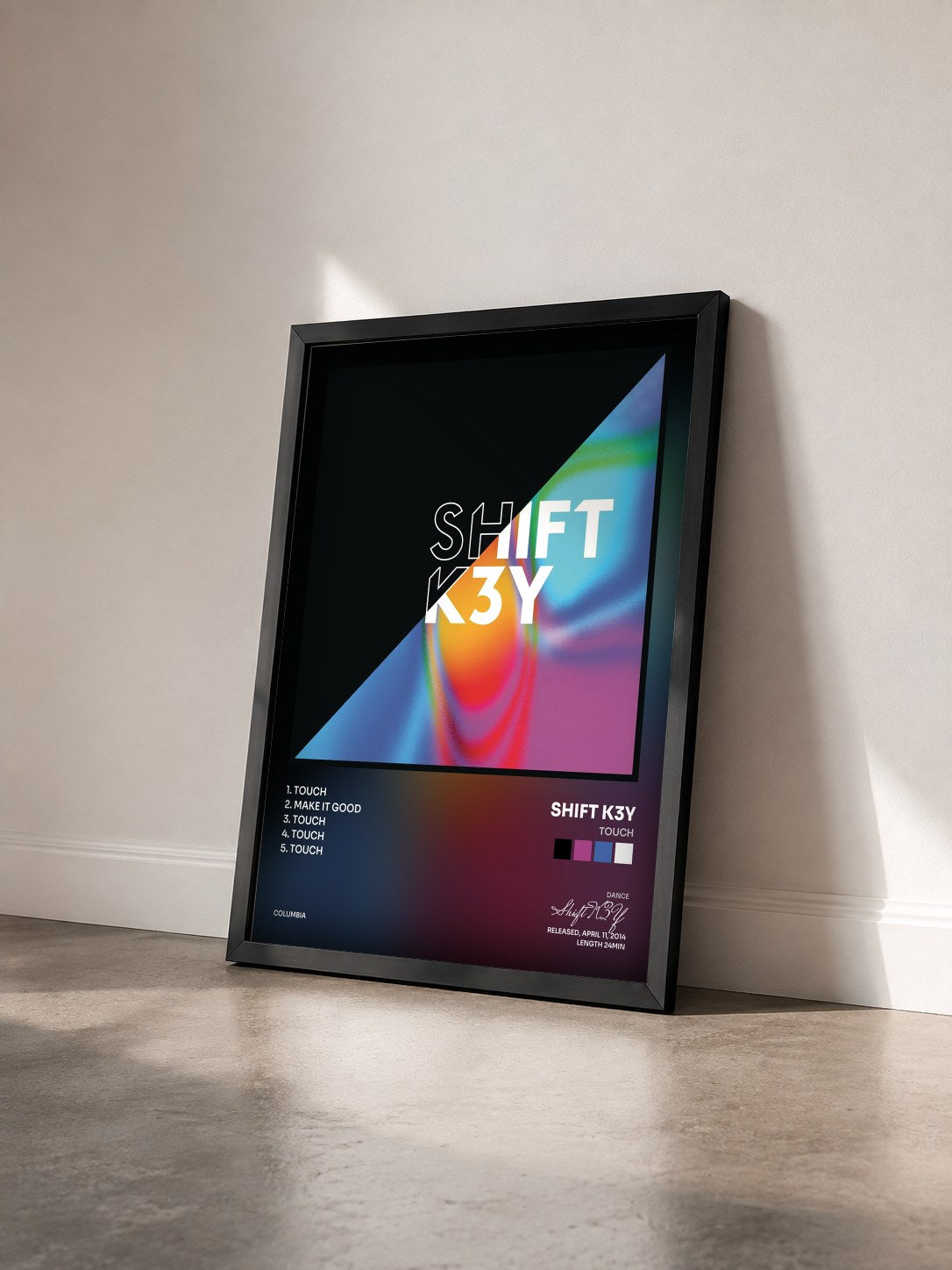 #noir Tableau de l'album Touch de Shift K3Y vu de trois quarts, cadre noir