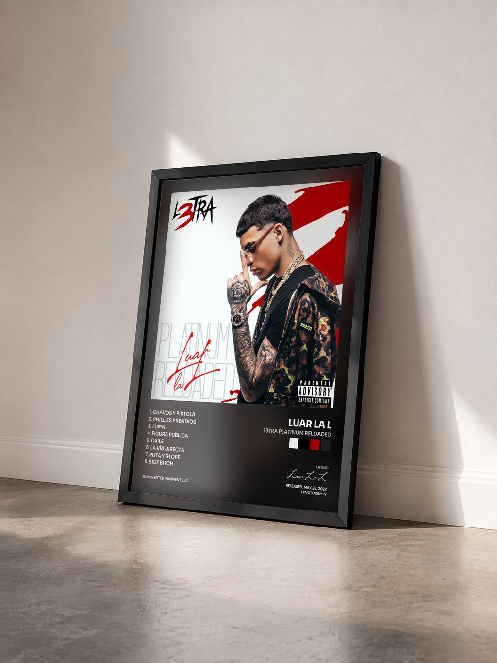 #noir Tableau de l'album L3tra Platinum Reloaded de Luar La L vu de trois quarts, cadre noir