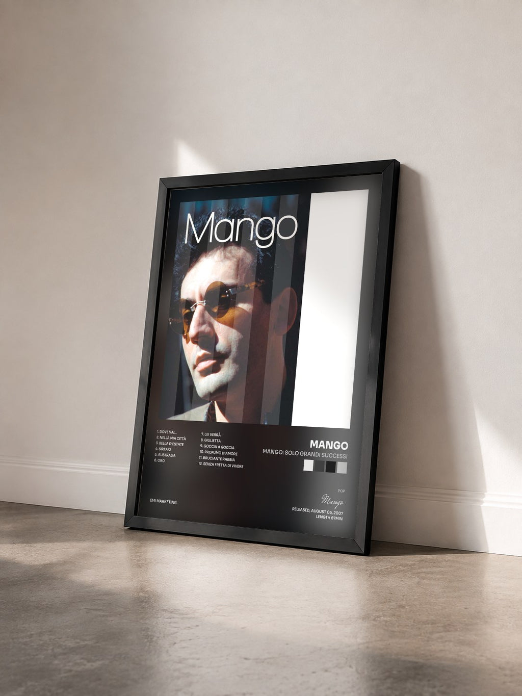 #noir Tableau de l'album Mango: Solo Grandi Successi de Mango vu de trois quarts, cadre noir