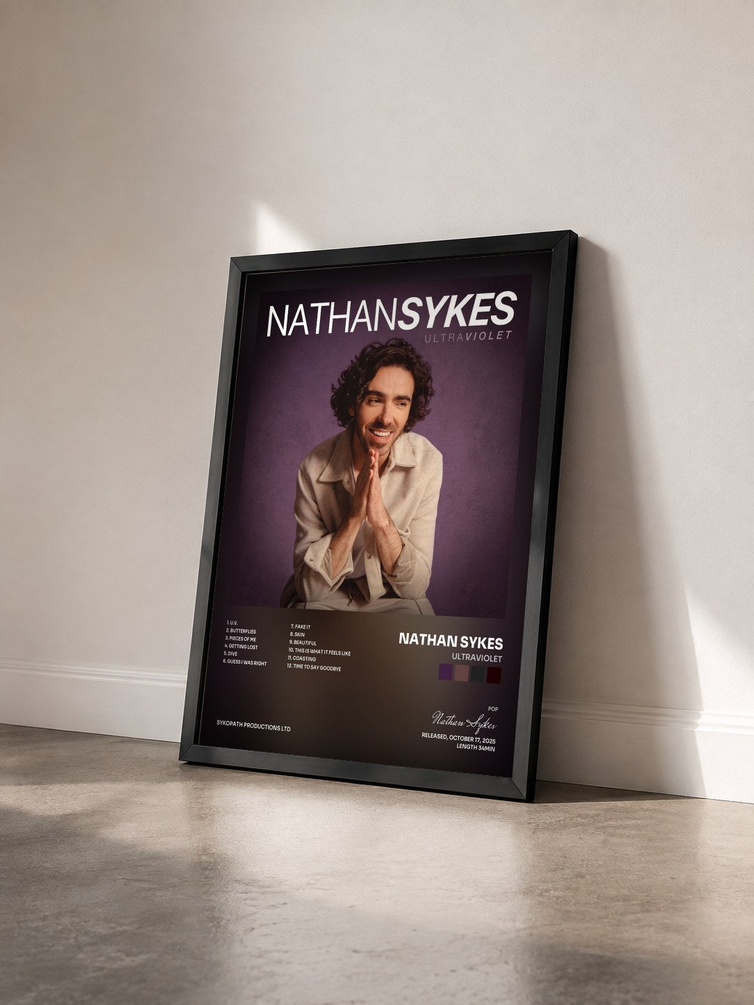 #noir Tableau de l'album Ultraviolet de Nathan Sykes vu de trois quarts, cadre noir