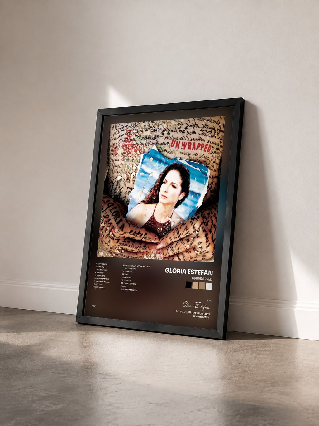 #noir Tableau de l'album Unwrapped de Gloria Estefan vu de trois quarts, cadre noir