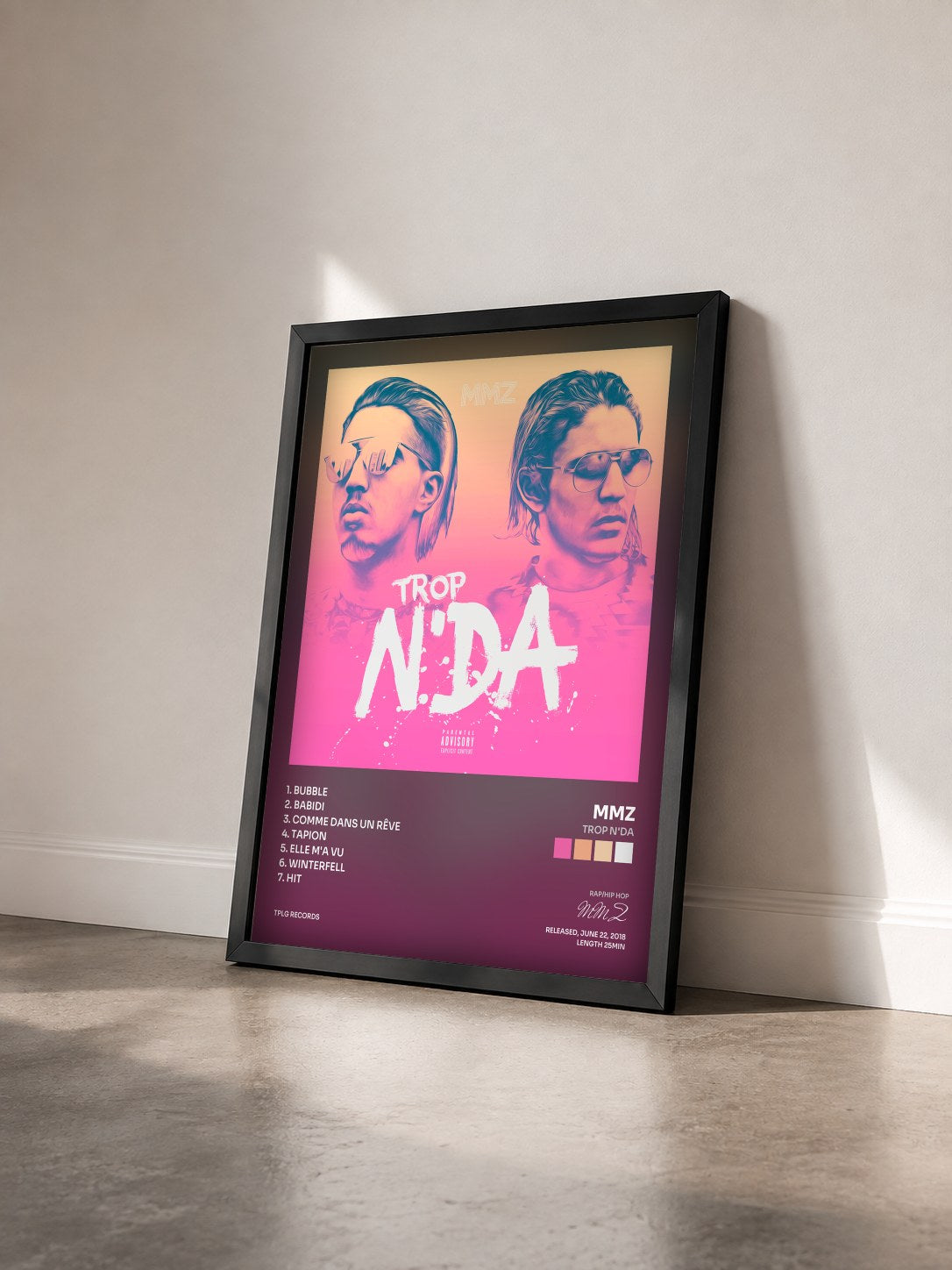#noir Tableau de l'album Trop N'DA de MMZ vu de trois quarts, cadre noir