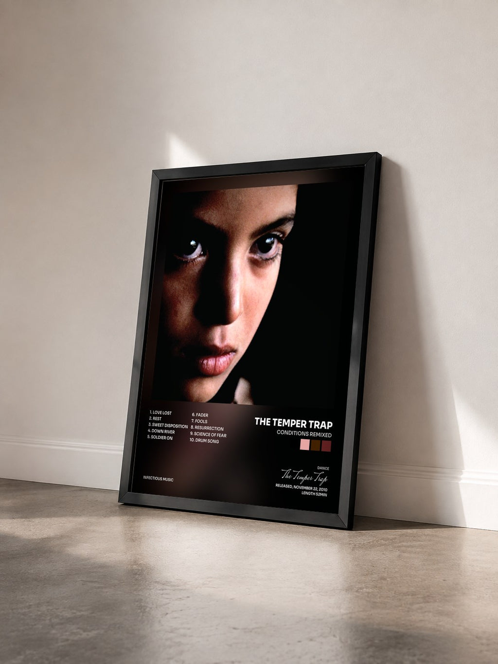 #noir Tableau de l'album Conditions Remixed de The Temper Trap vu de trois quarts, cadre noir