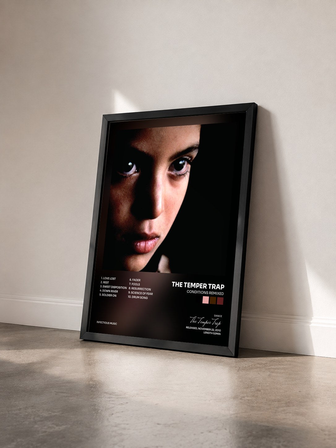 #noir Tableau de l'album Conditions Remixed de The Temper Trap vu de trois quarts, cadre noir