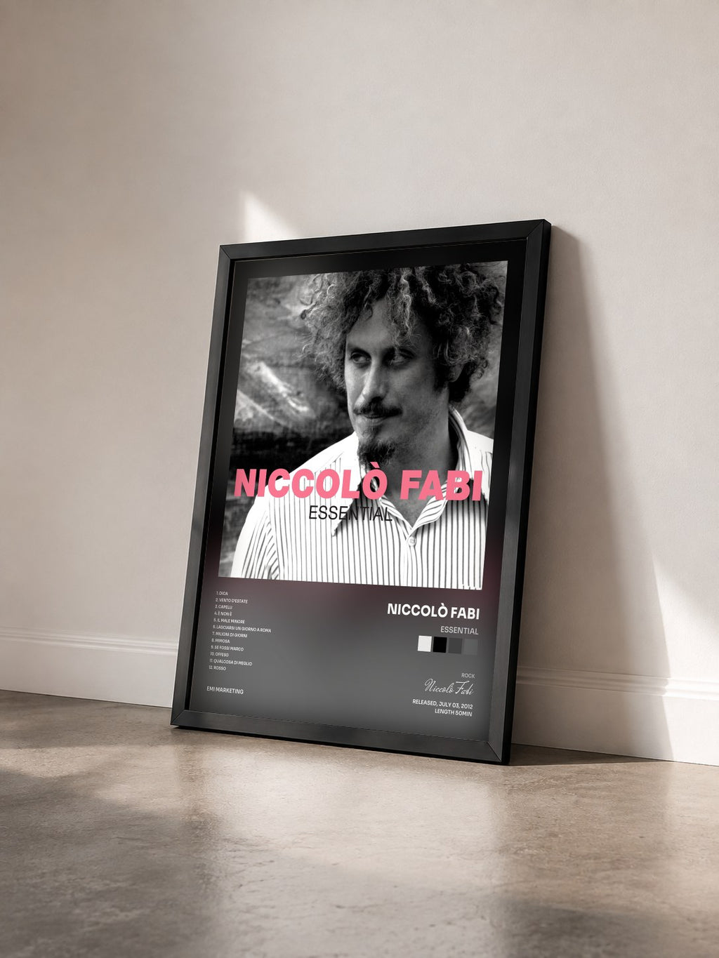 #noir Tableau de l'album Essential de Niccolò Fabi vu de trois quarts, cadre noir