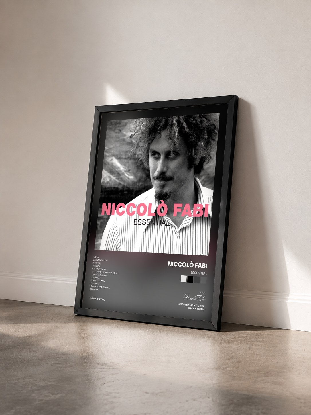 #noir Tableau de l'album Essential de Niccolò Fabi vu de trois quarts, cadre noir