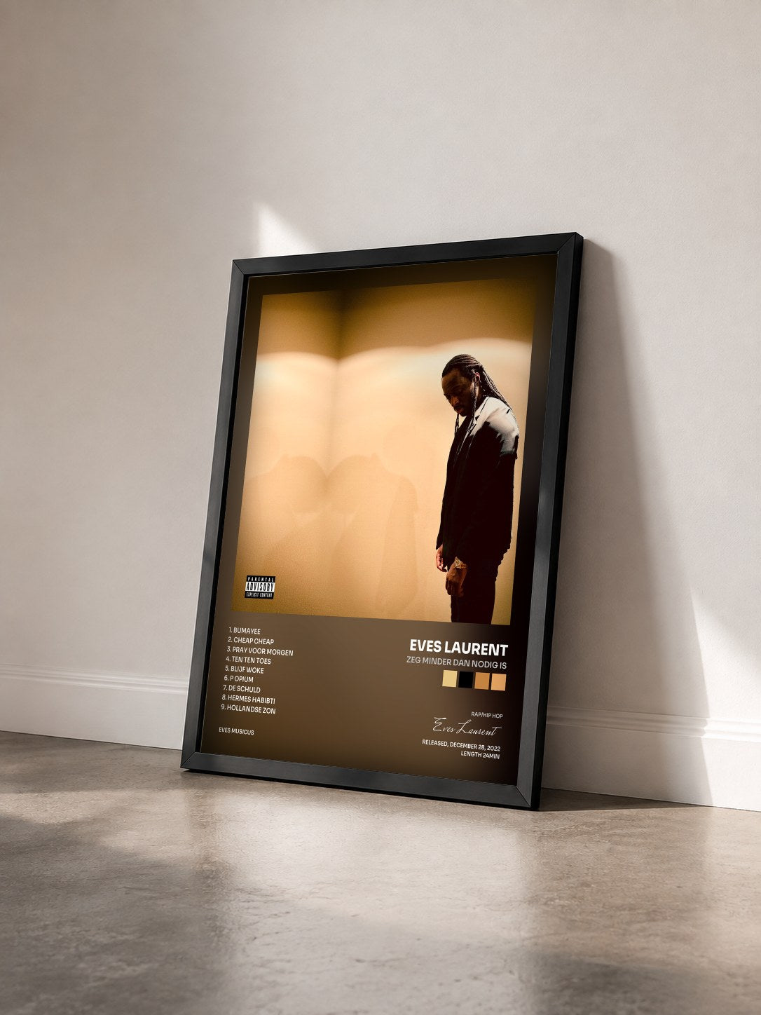#noir Tableau de l'album Zeg Minder Dan Nodig Is de Eves Laurent vu de trois quarts, cadre noir