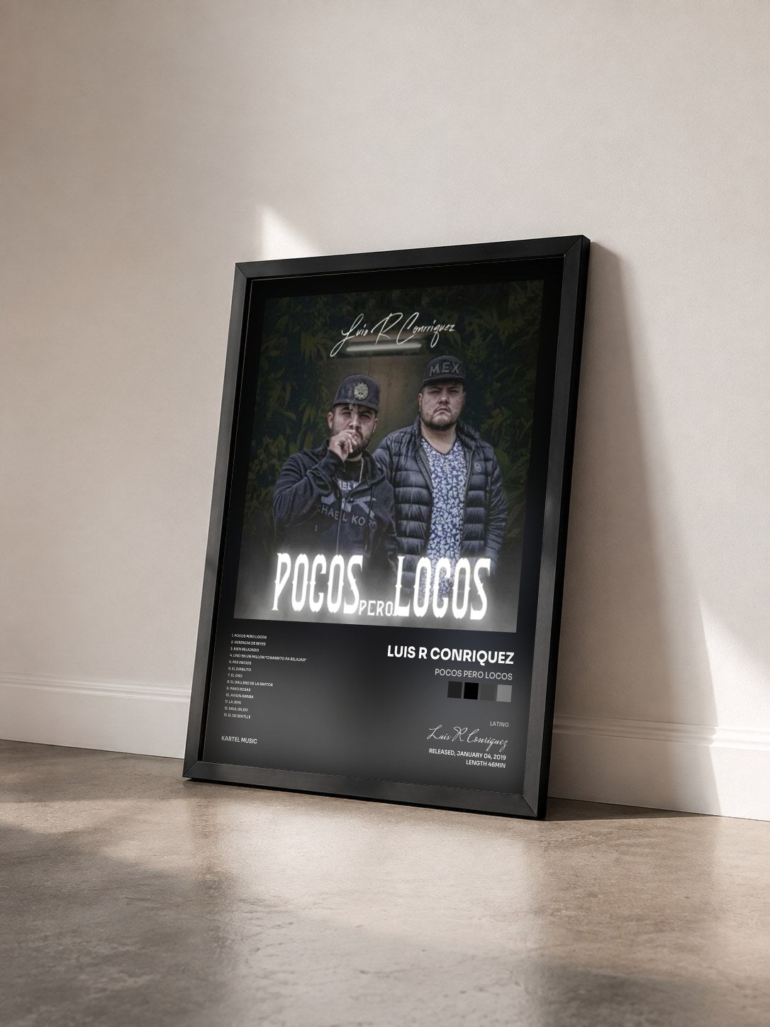 #noir Tableau de l'album Pocos Pero Locos de Luis R Conriquez vu de trois quarts, cadre noir