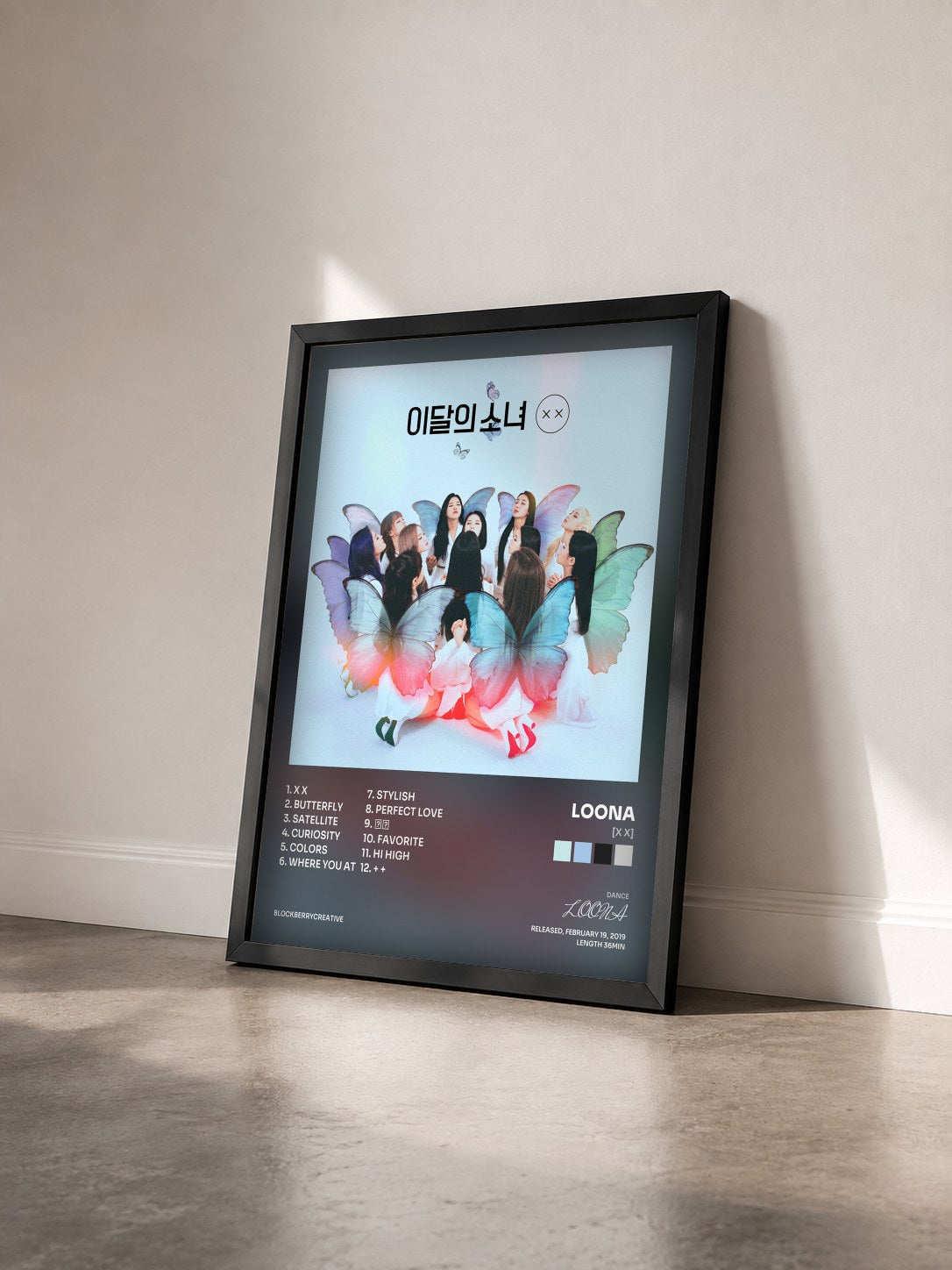 #noir Tableau de l'album [X X] de LOONA vu de trois quarts, cadre noir