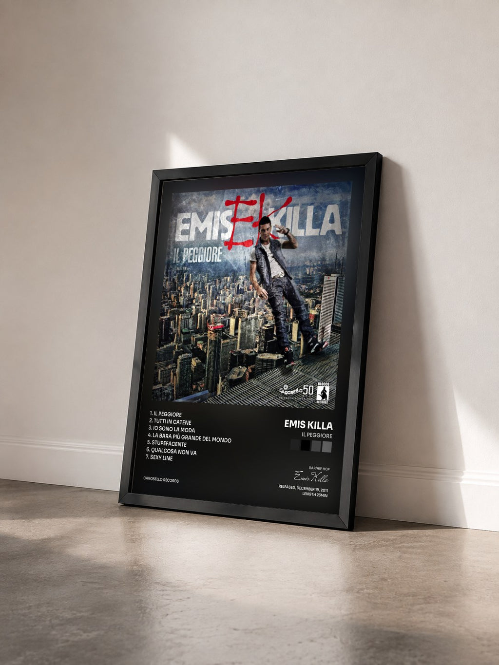 #noir Tableau de l'album Il peggiore de Emis Killa vu de trois quarts, cadre noir