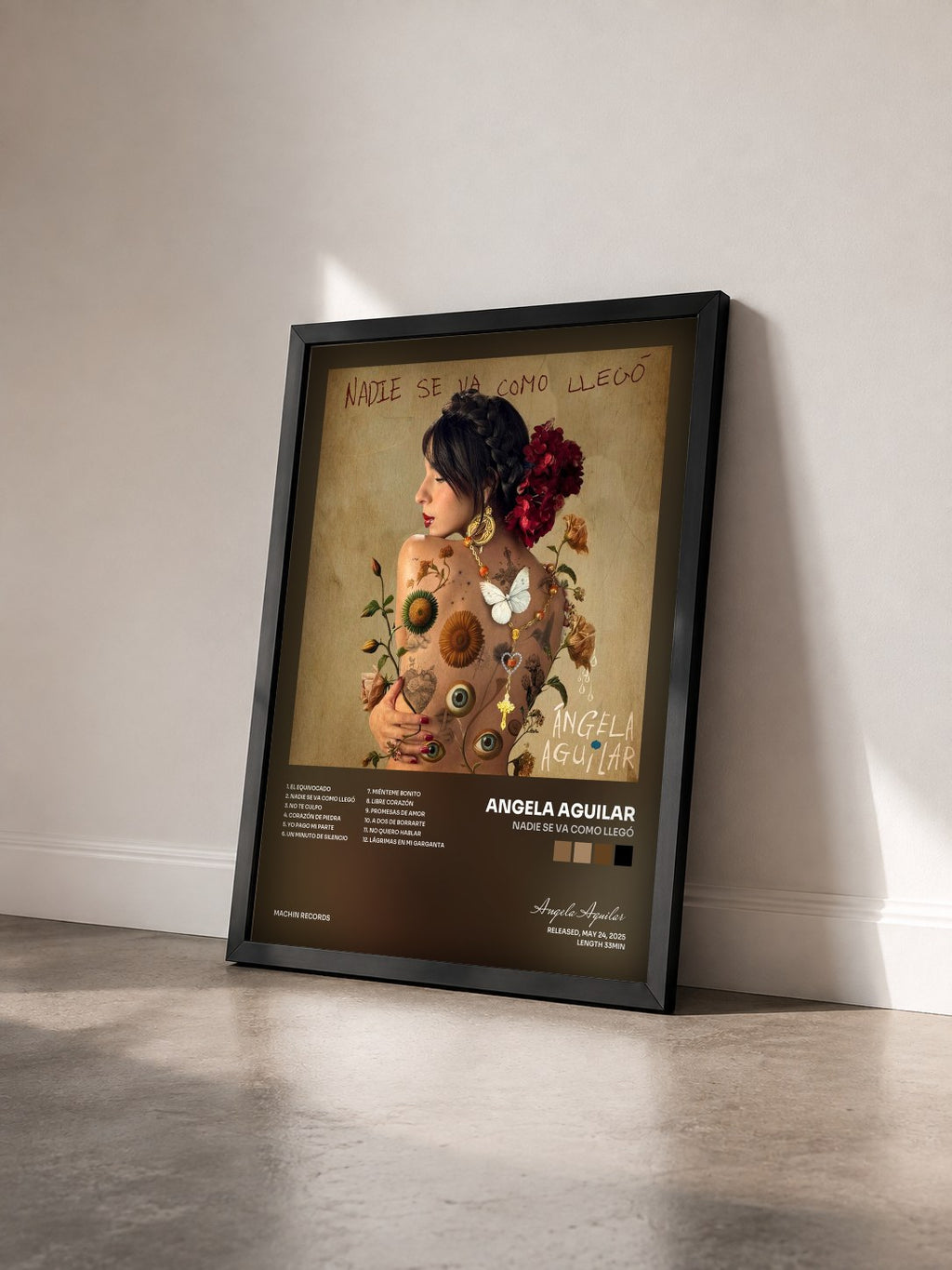 #noir Tableau de l'album Nadie Se Va Como Llegó de Angela Aguilar vu de trois quarts, cadre noir