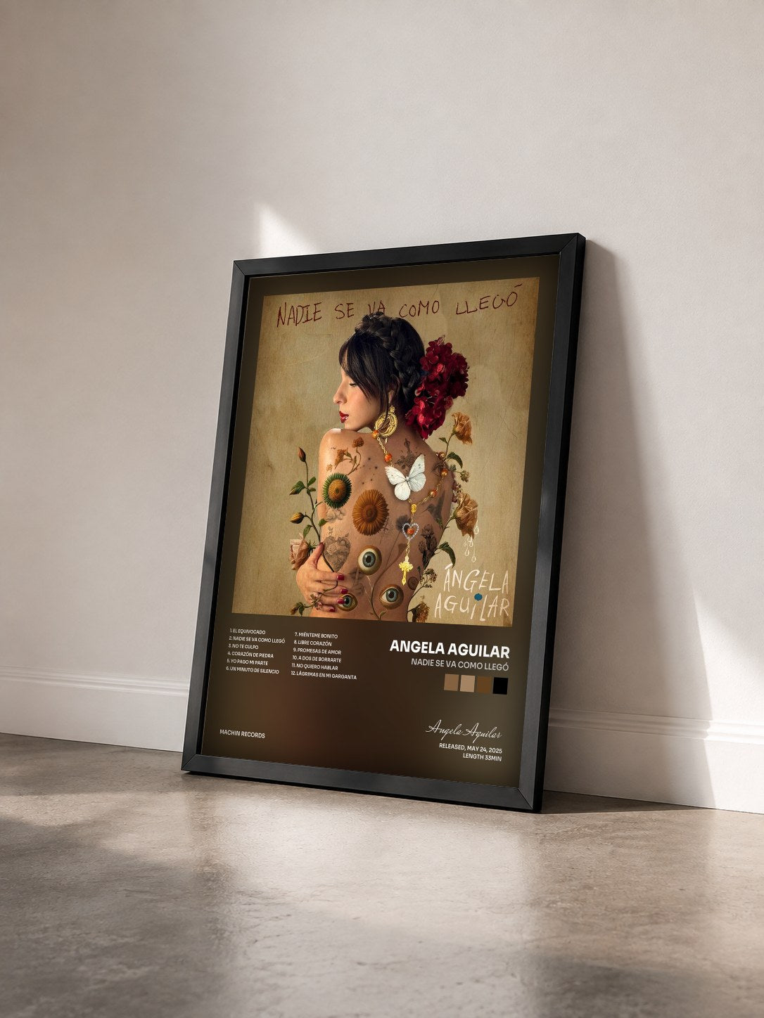 #noir Tableau de l'album Nadie Se Va Como Llegó de Angela Aguilar vu de trois quarts, cadre noir