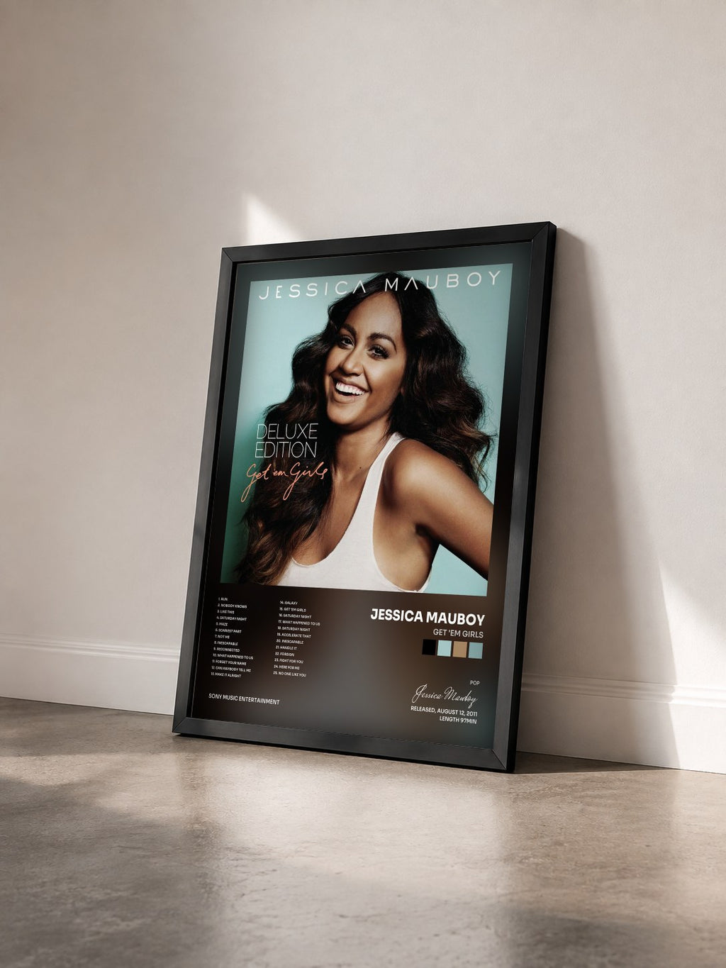 #noir Tableau de l'album Get 'Em Girls de Jessica Mauboy vu de trois quarts, cadre noir
