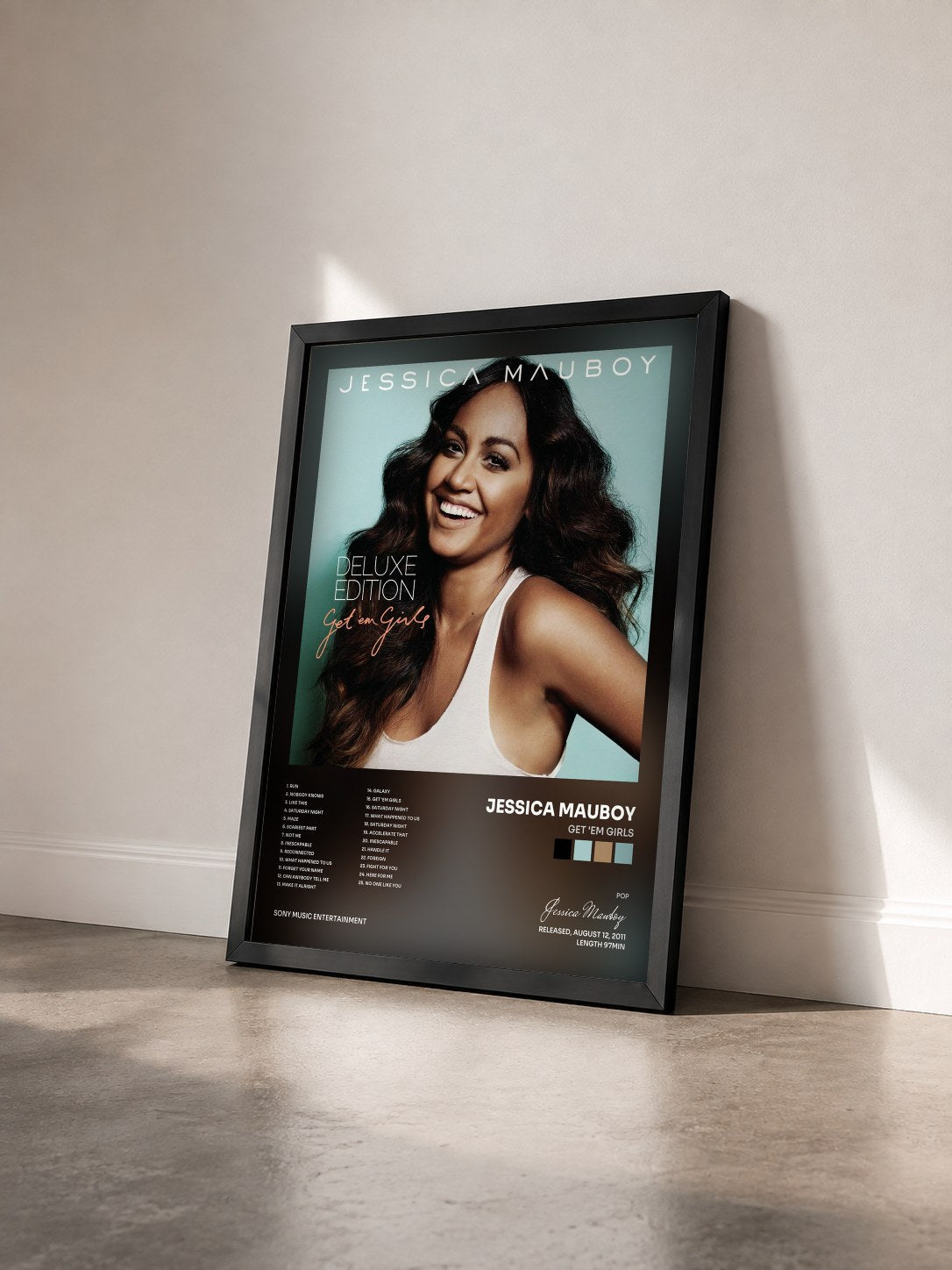 #noir Tableau de l'album Get 'Em Girls de Jessica Mauboy vu de trois quarts, cadre noir
