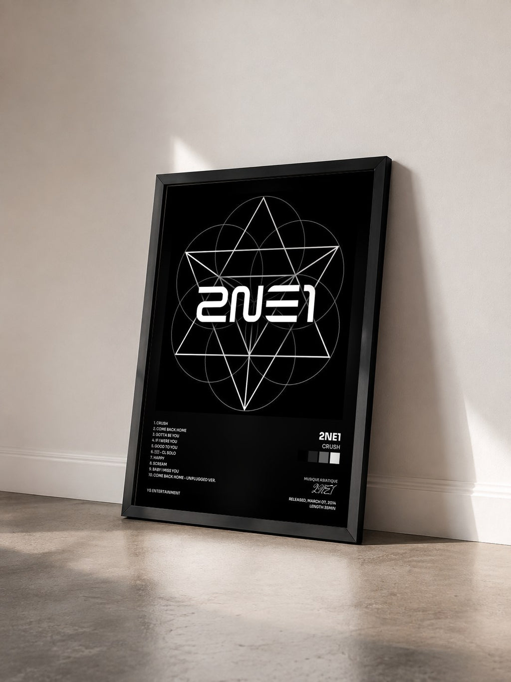 #noir Tableau de l'album CRUSH de 2NE1 vu de trois quarts, cadre noir