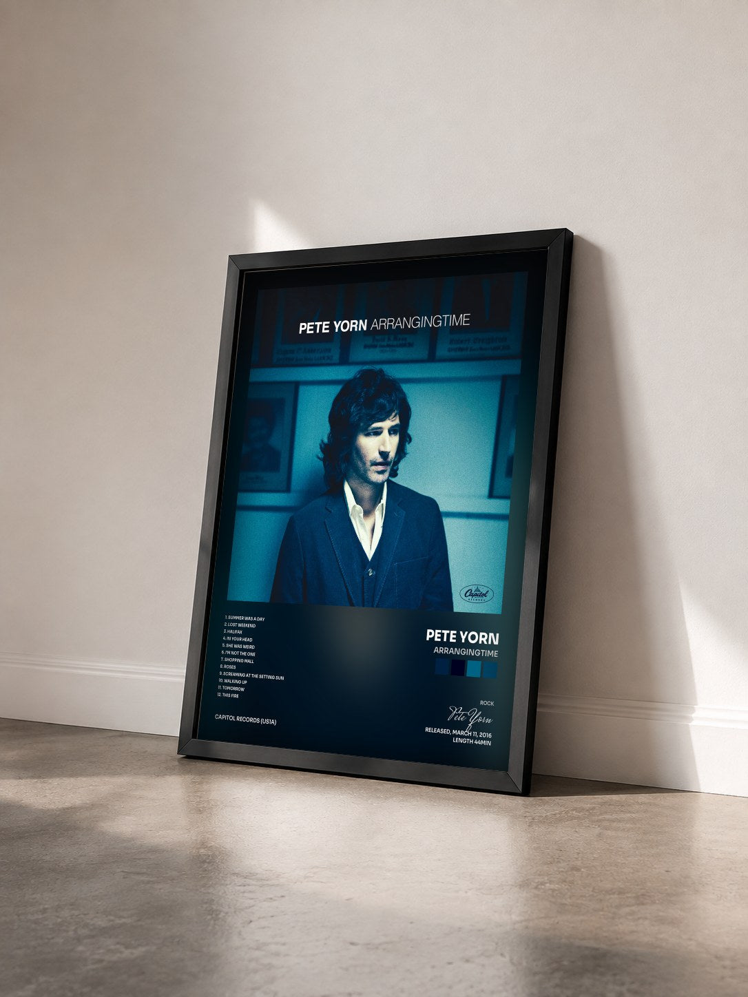 #noir Tableau de l'album ArrangingTime de Pete Yorn vu de trois quarts, cadre noir