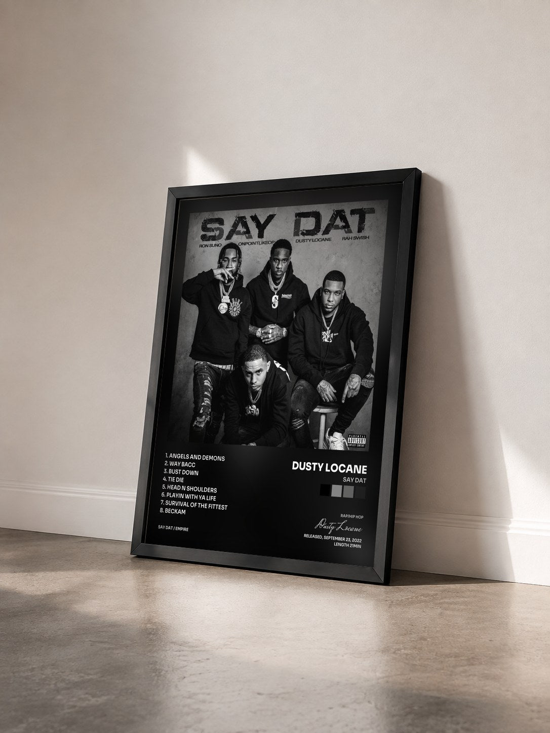 #noir Tableau de l'album SAY DAT de Dusty Locane vu de trois quarts, cadre noir