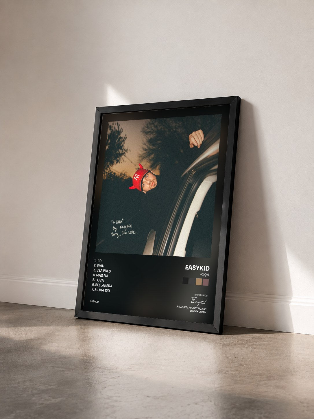 #noir Tableau de l'album +Xqa de Easykid vu de trois quarts, cadre noir