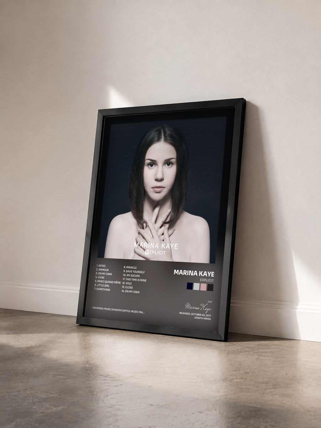 #noir Tableau de l'album Explicit de Marina Kaye vu de trois quarts, cadre noir