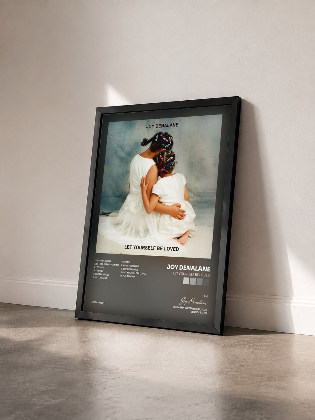 #noir Tableau de l'album Let Yourself Be Loved de Joy Denalane vu de trois quarts, cadre noir