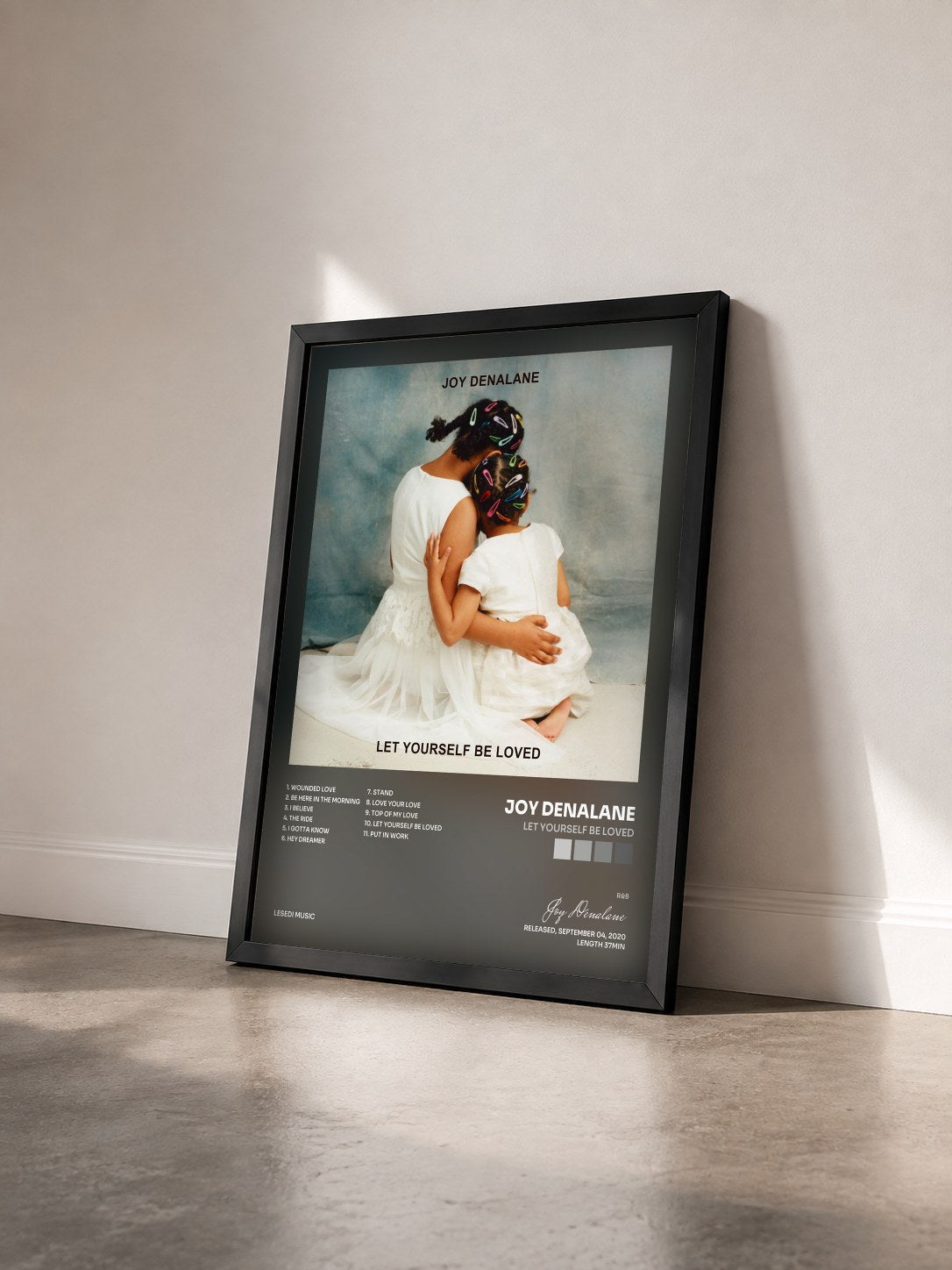 #noir Tableau de l'album Let Yourself Be Loved de Joy Denalane vu de trois quarts, cadre noir
