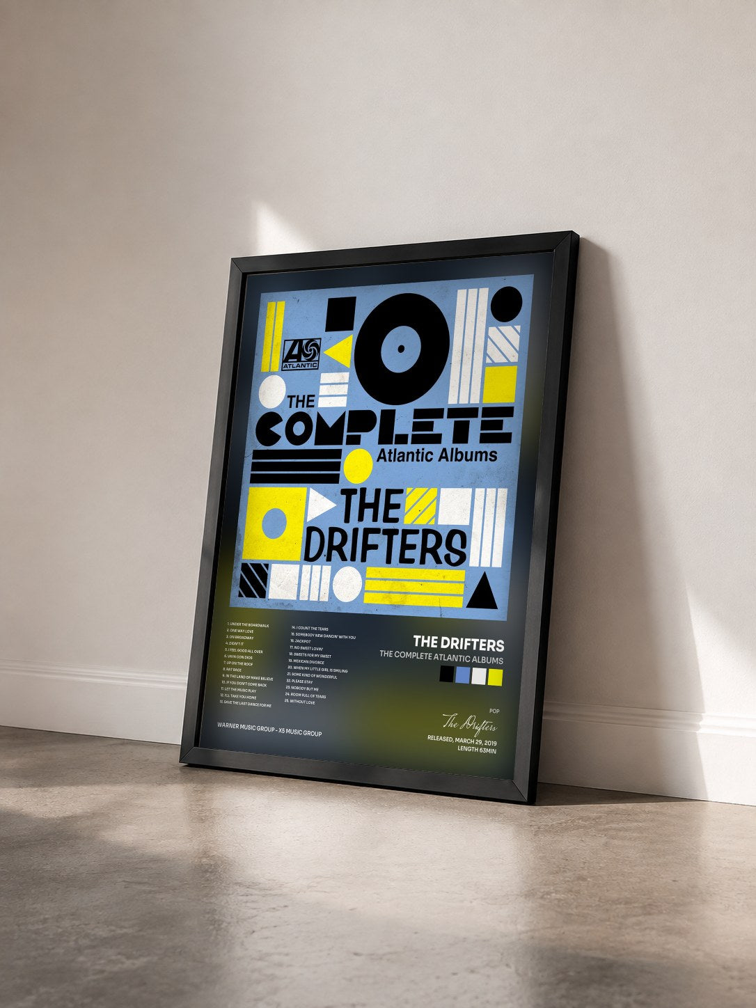 #noir Tableau de l'album The Complete Atlantic Albums de The Drifters vu de trois quarts, cadre noir
