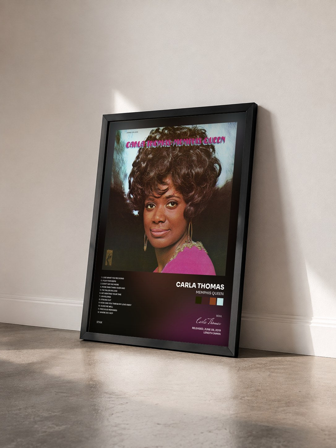 #noir Tableau de l'album Memphis Queen de Carla Thomas vu de trois quarts, cadre noir