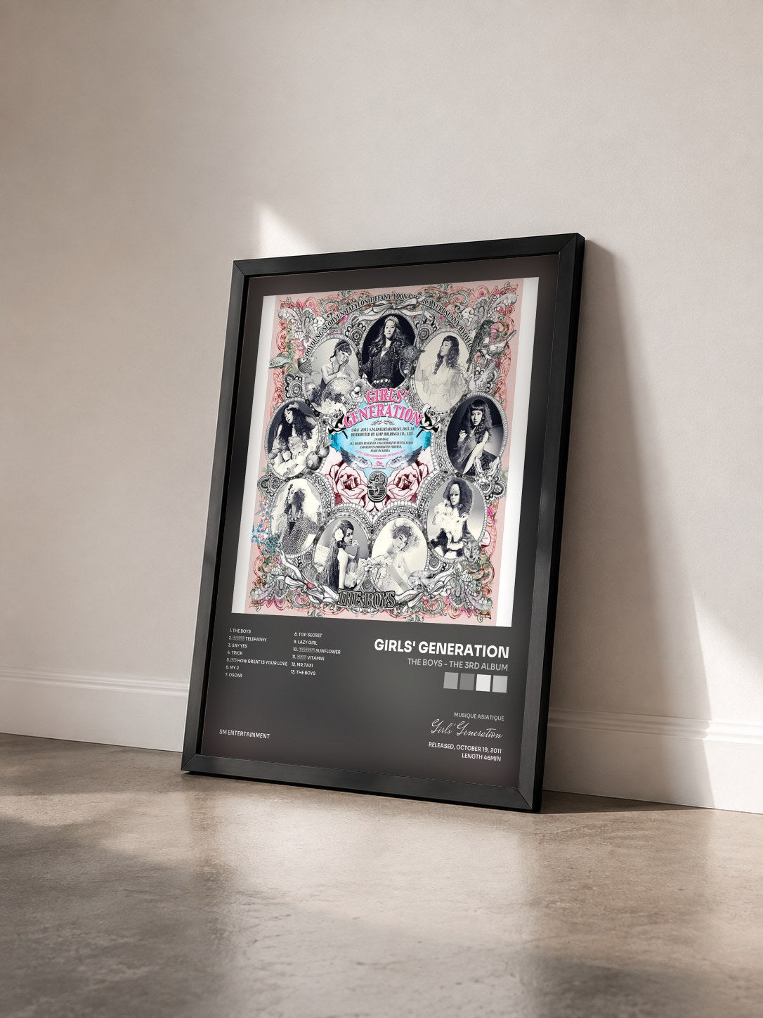 #noir Tableau de l'album The Boys - The 3rd Album de Girls' Generation vu de trois quarts, cadre noir