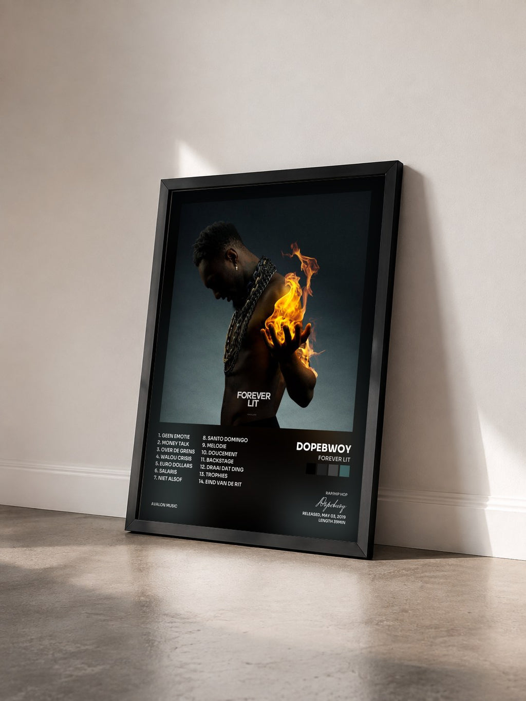 #noir Tableau de l'album Forever Lit de Dopebwoy vu de trois quarts, cadre noir