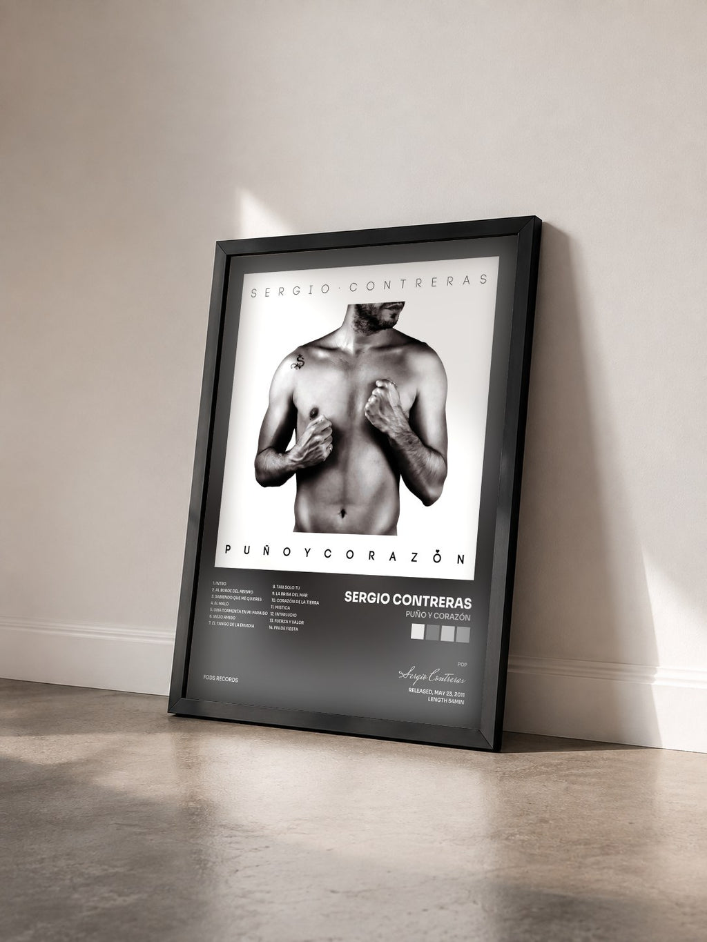 #noir Tableau de l'album Puño y Corazón de Sergio Contreras vu de trois quarts, cadre noir