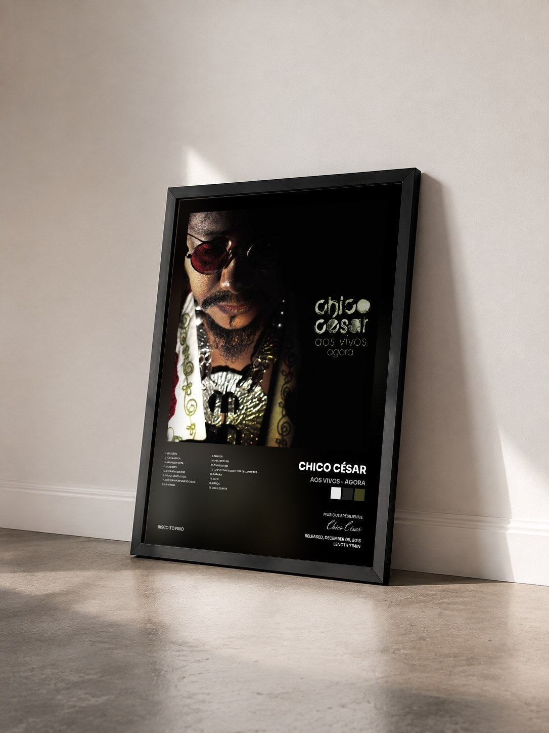 #noir Tableau de l'album Aos Vivos - Agora de Chico César vu de trois quarts, cadre noir