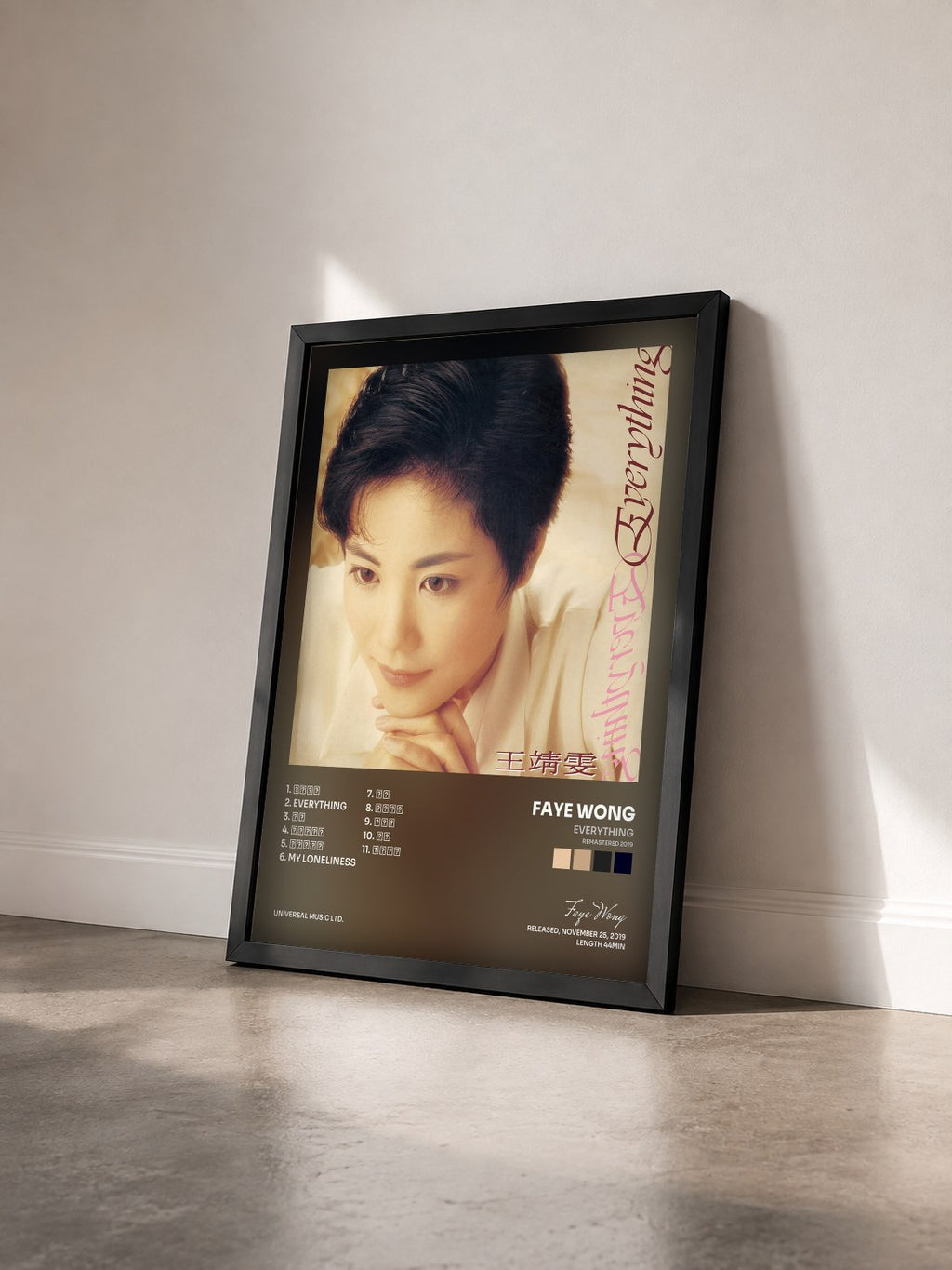 #noir Tableau de l'album Everything (Remastered 2019) de Faye Wong vu de trois quarts, cadre noir