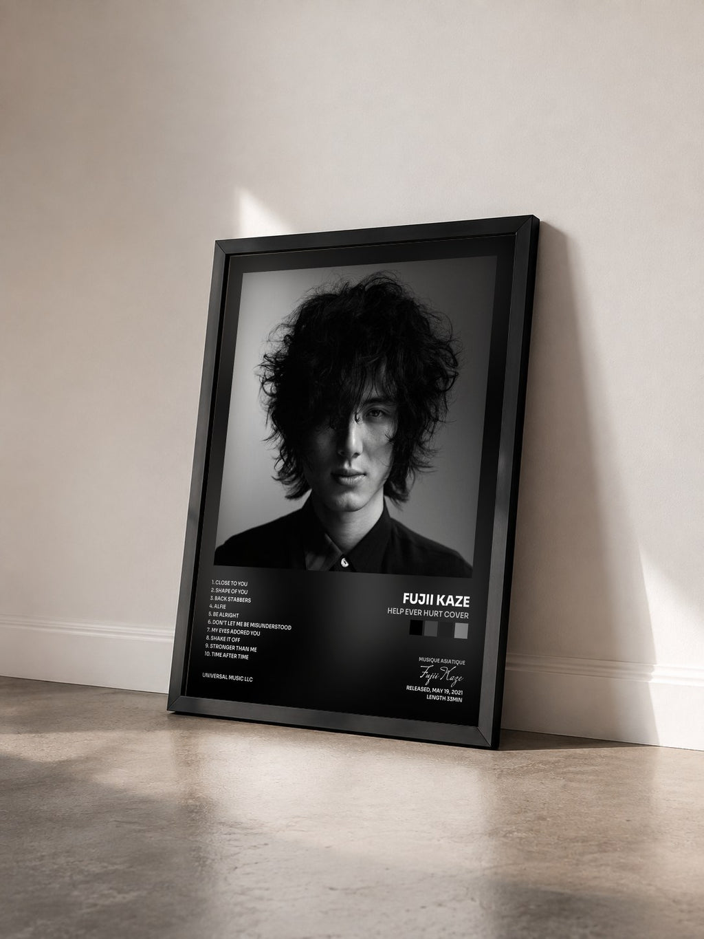 #noir Tableau de l'album HELP EVER HURT COVER de Fujii Kaze vu de trois quarts, cadre noir